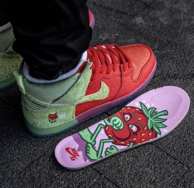 nike sb dunk strawberry cough